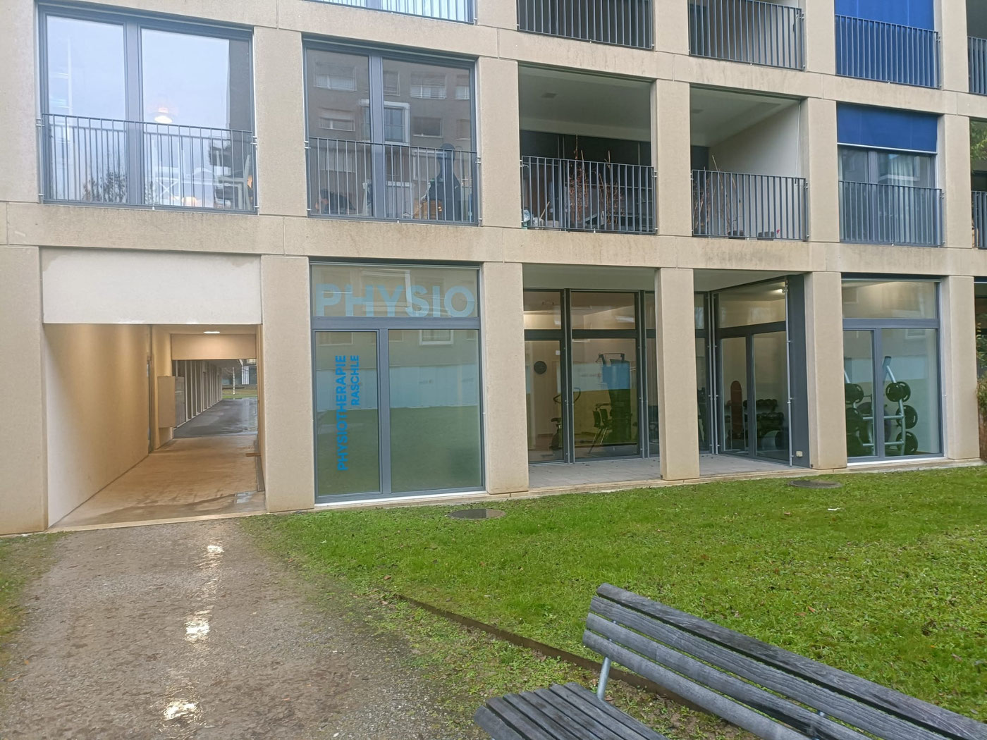 Aussenansicht der Praxis vom Innenhof mit Blick in den Trainingsraum